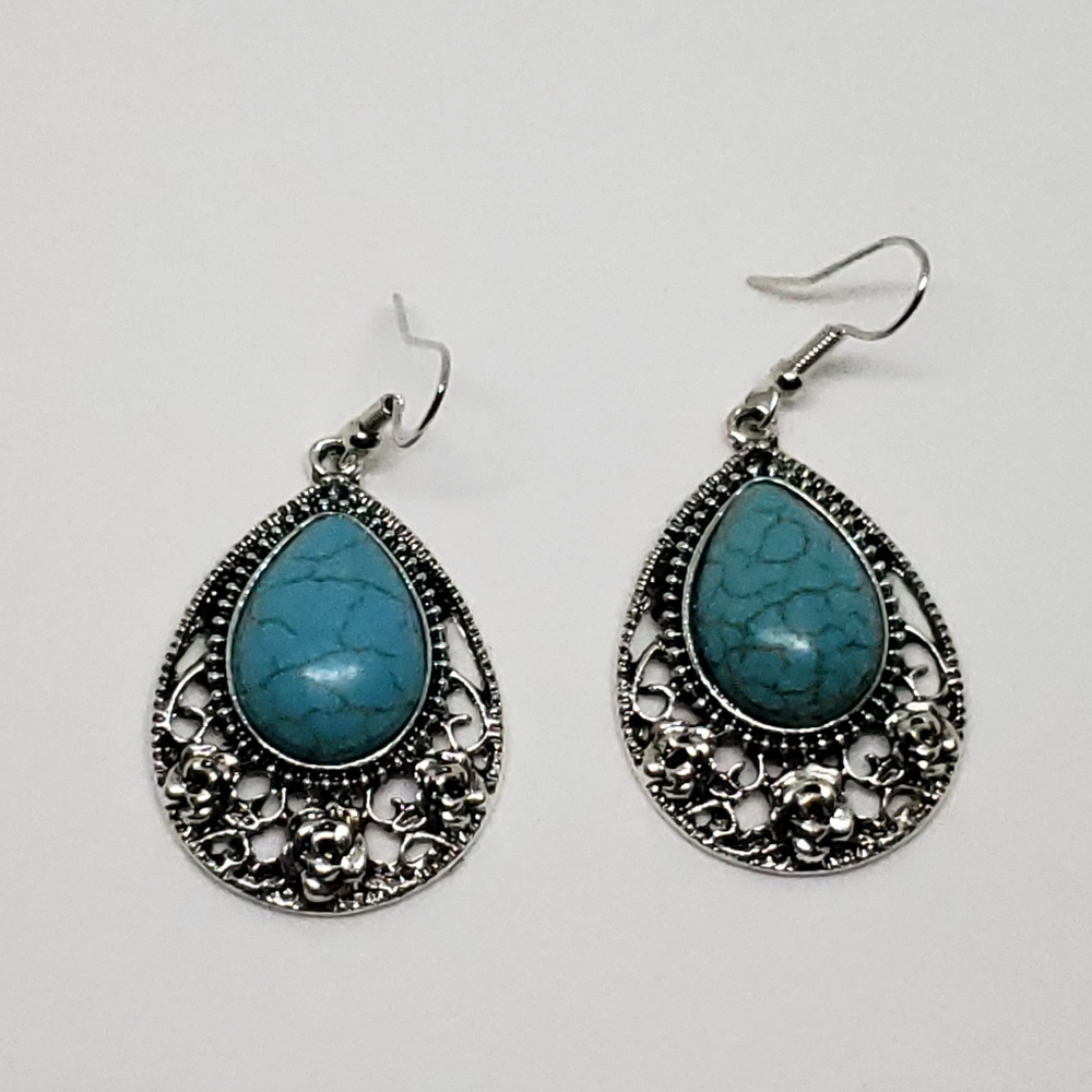 NWT Beautiful Turquoise Stone Silver Earrings - Picture 2 of 9